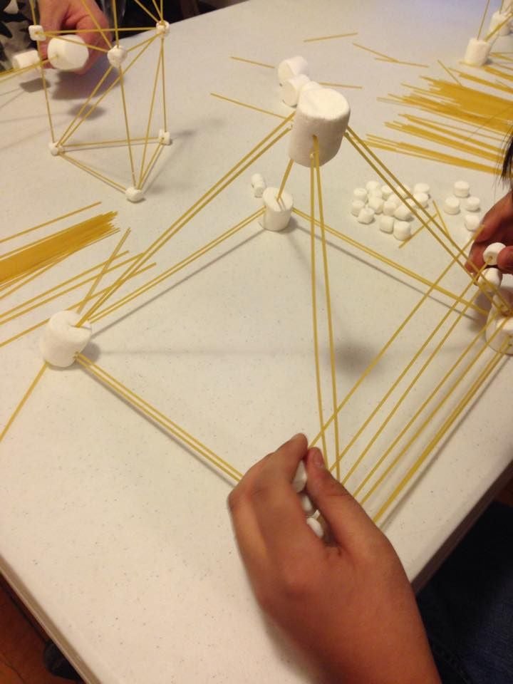 Marshmallow-Tower-Challenge-with-Spaghetti