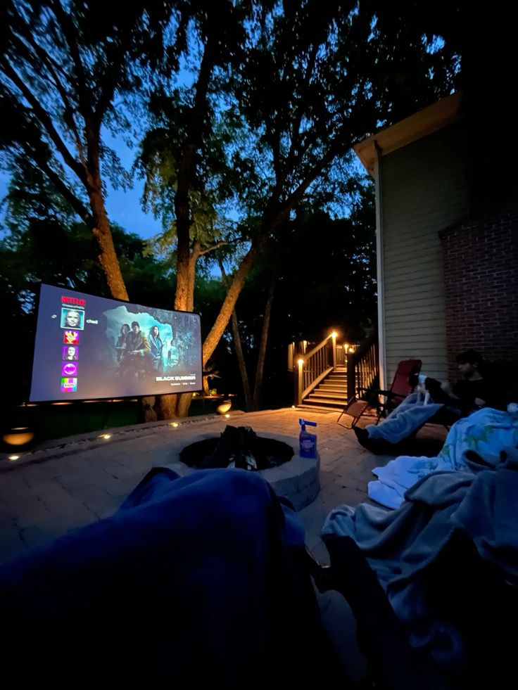 Plan-a-Backyard-Movie-Night
