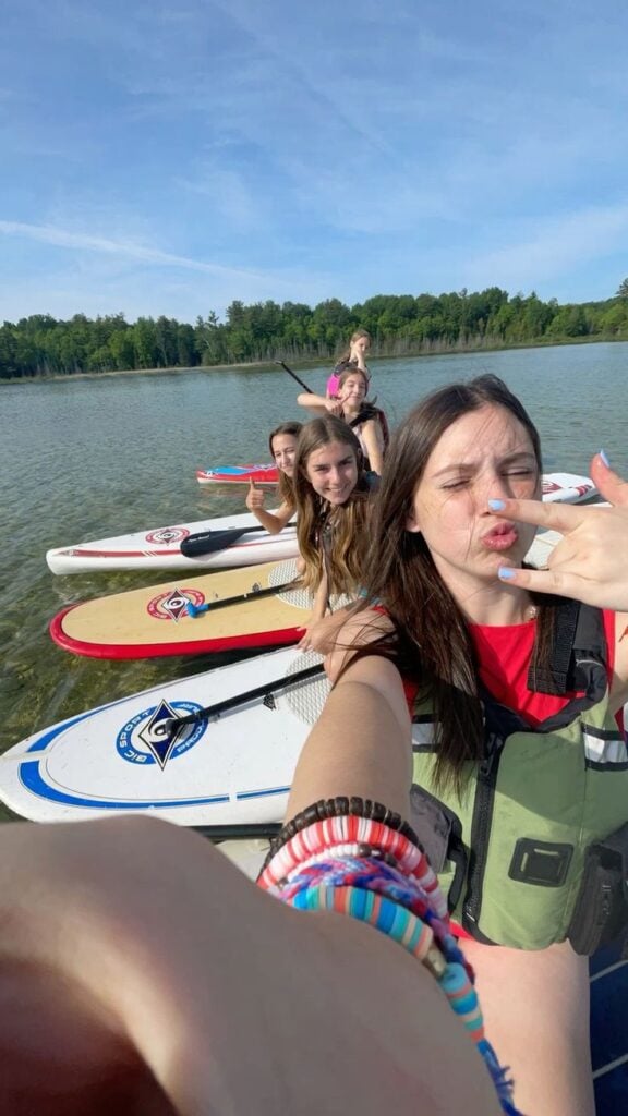 Stand-Up-Paddleboarding-Party.