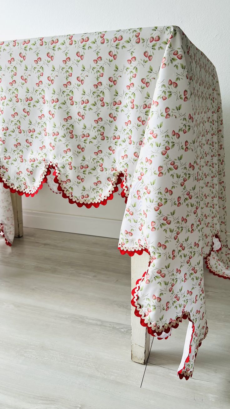 Tablecloths-Profitable-Sewing-Projects-to-Make-and-Sell.