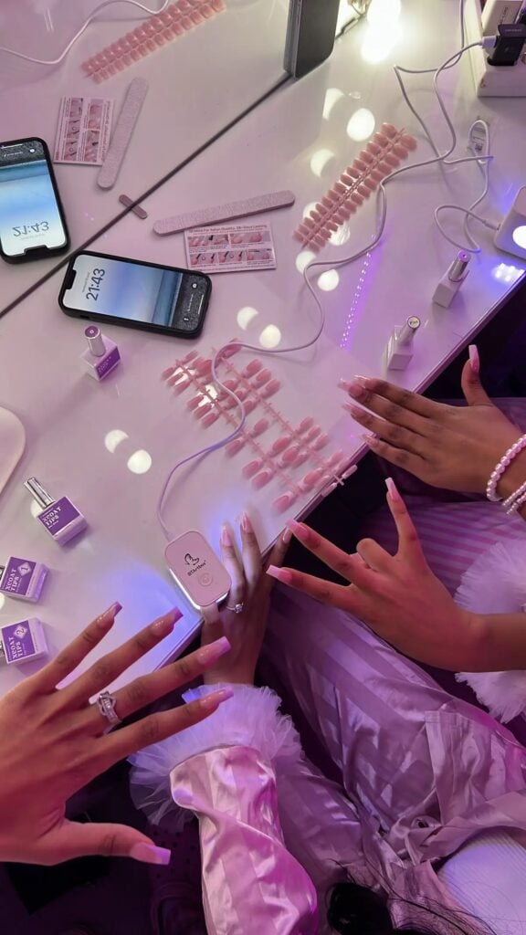 Try-a-Simple-Nail-Art-Session.